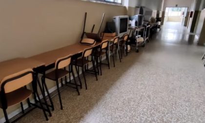 Riapertura della scuola, a spostare i banchi anche i...chierichetti. Ed è polemica