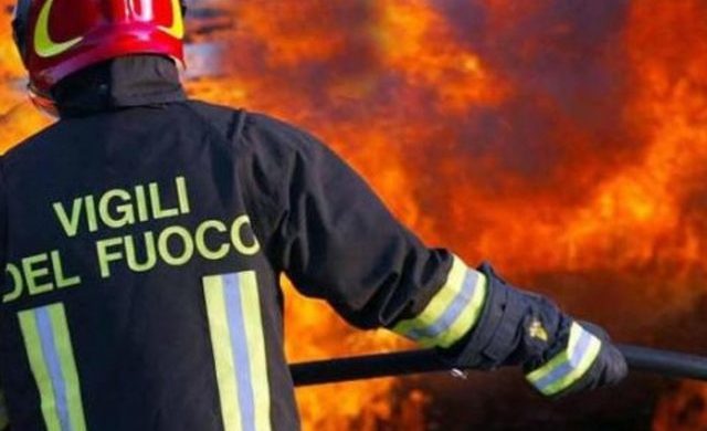 In fiamme container di rifiuti