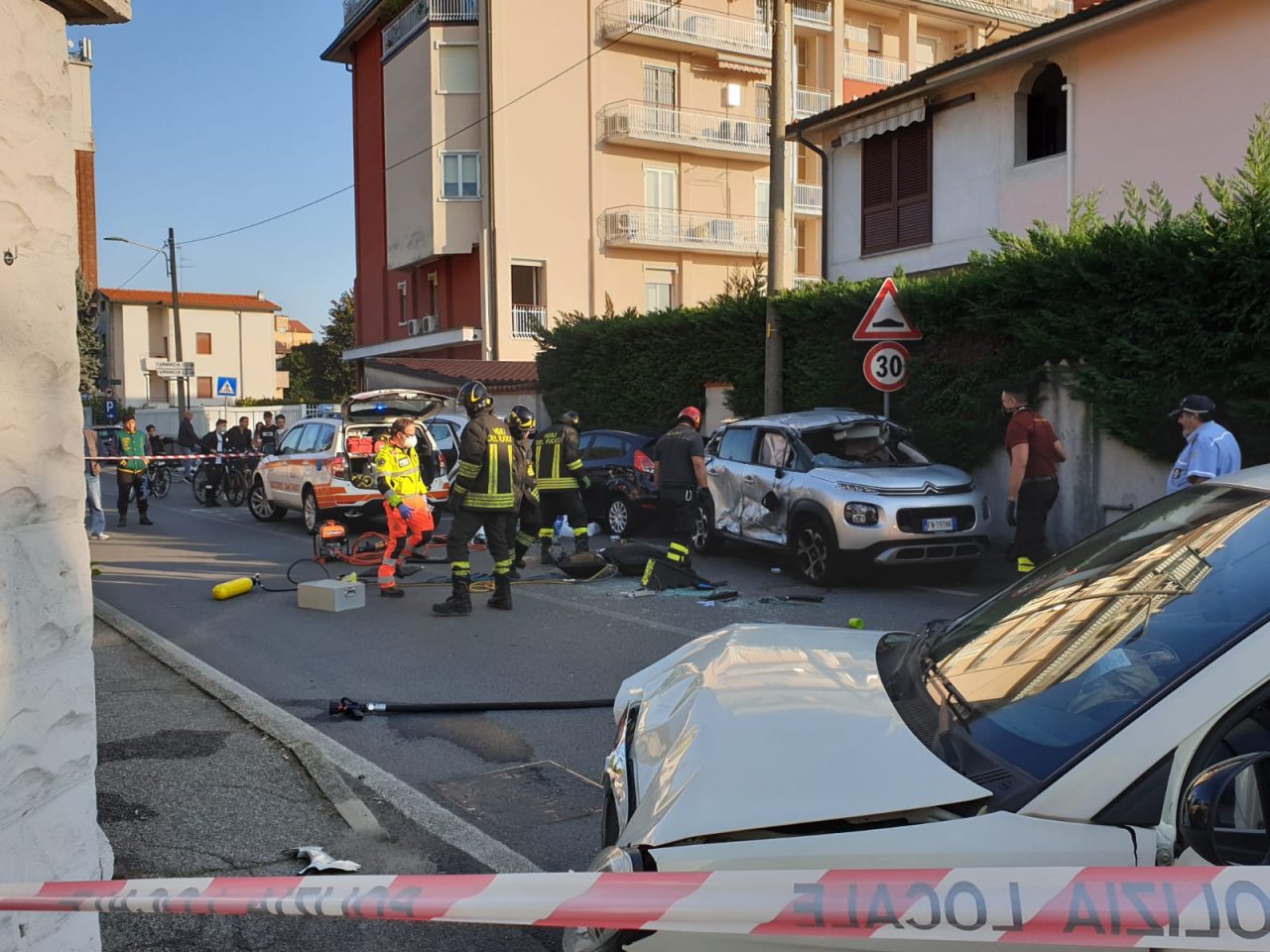 Auto si ribalta, paura in via Oberdan