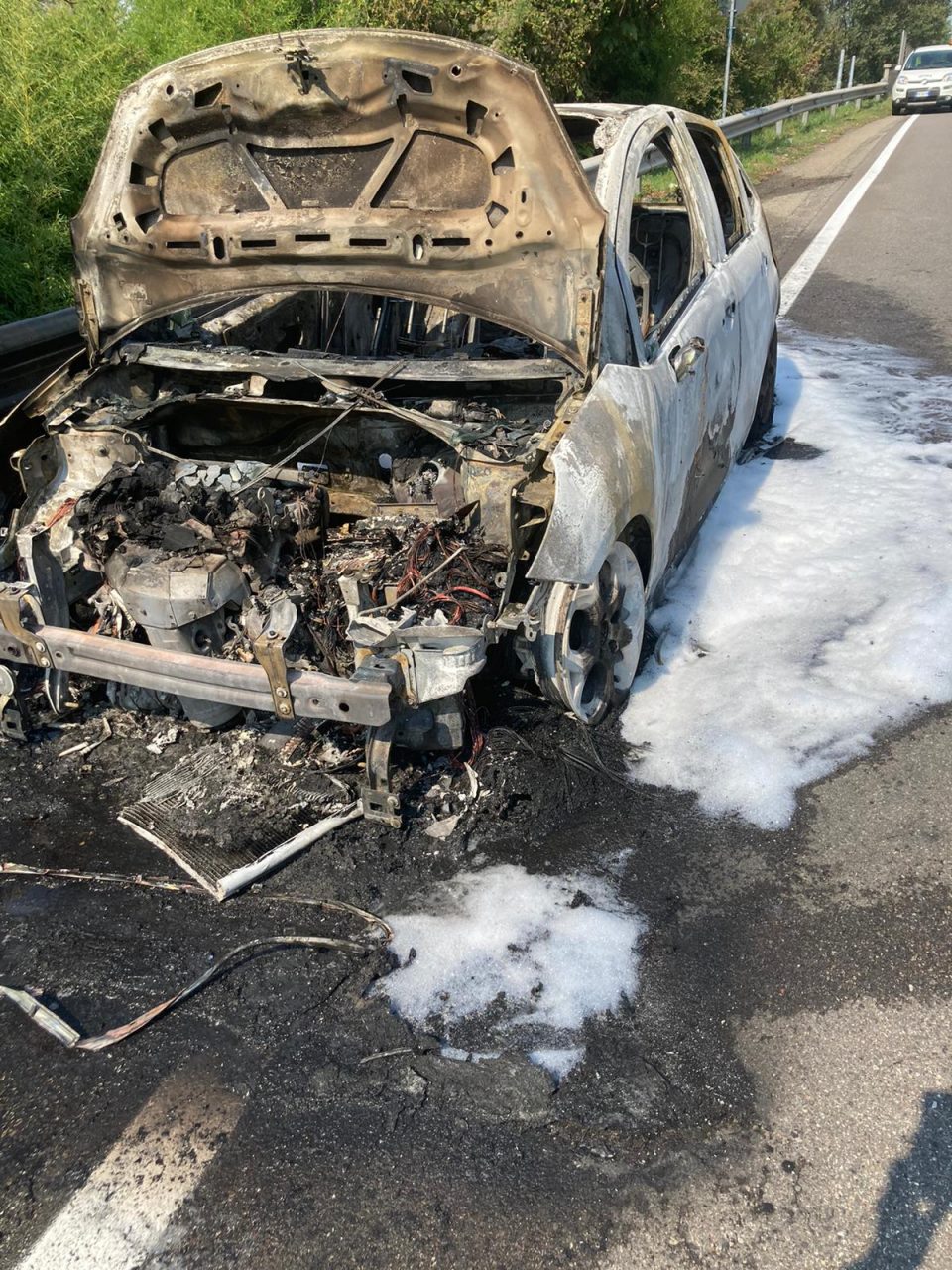 Auto a fuoco sul cavalcavia di Magenta