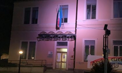 Il Municipio si illumina di rosa per la lotta contro il tumore al seno