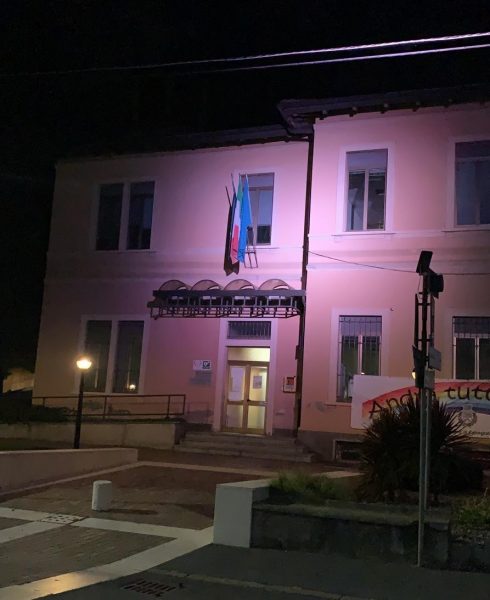 Il Municipio si illumina di rosa per la lotta contro il tumore al seno