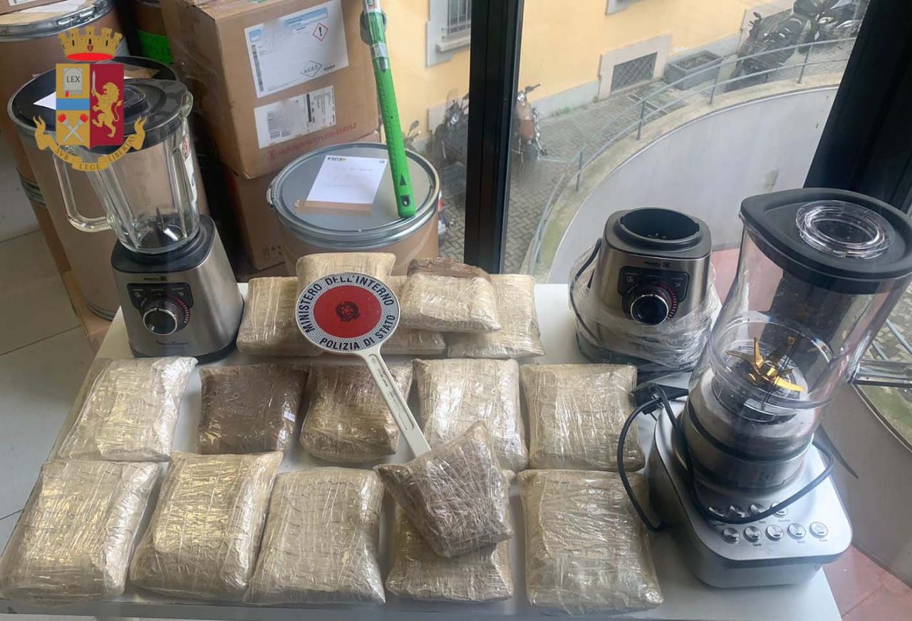Scoperta una “raffineria” di droga: arrestati due trafficanti con 8 chili di eroina