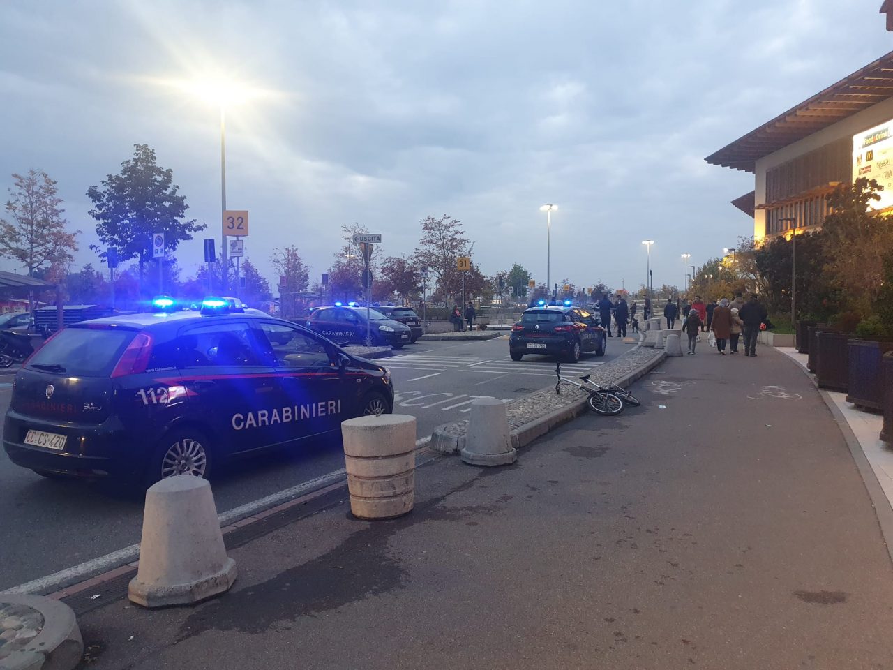Rissa a Il Centro di Arese: ragazzi aggrediscono i carabinieri VIDEO