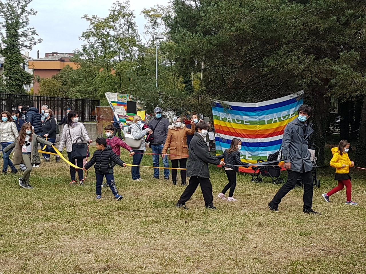 Catena umana per la pace, tante adesioni all’iniziativa FOTO