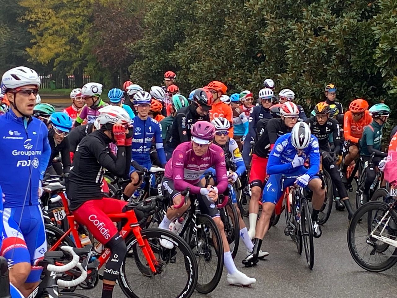 Maltempo, il Giro d’Italia parte da Abbiategrasso. FOTO-VIDEO