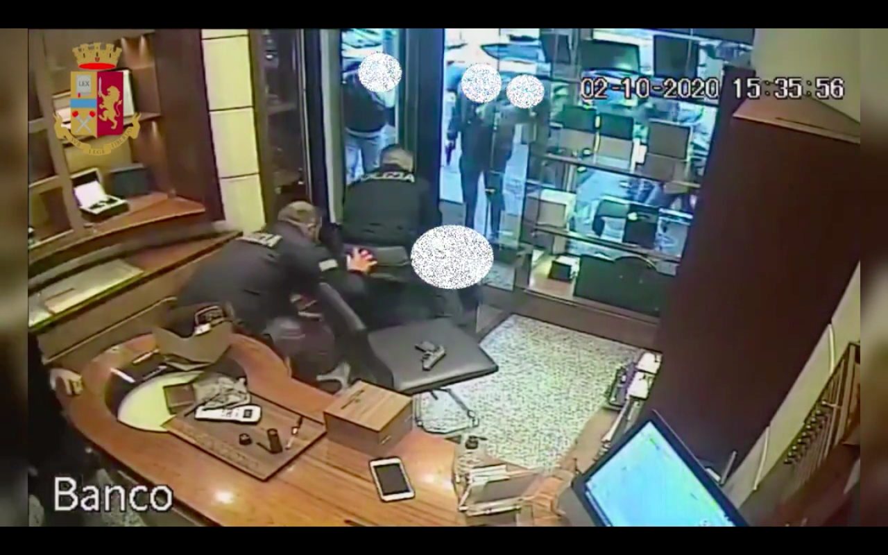 Rapina a mano armata in gioielleria: refurtiva da 68mila euro VIDEO