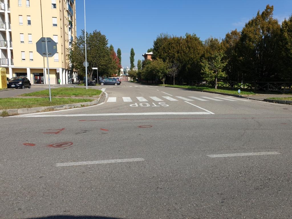 Motociclista travolge anziano in bicicletta