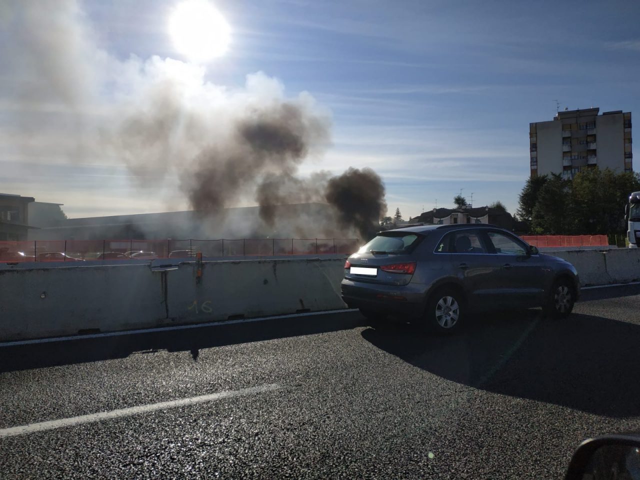 Auto in fiamme in autostrada a Lainate: traffico bloccato FOTO