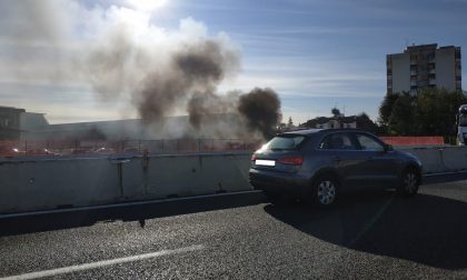 Auto in fiamme in autostrada a Lainate: traffico bloccato FOTO