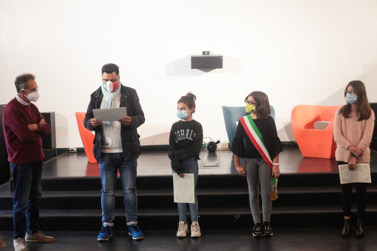 Consiglio comunale dei ragazzi: saluto a due consiglieri uscenti