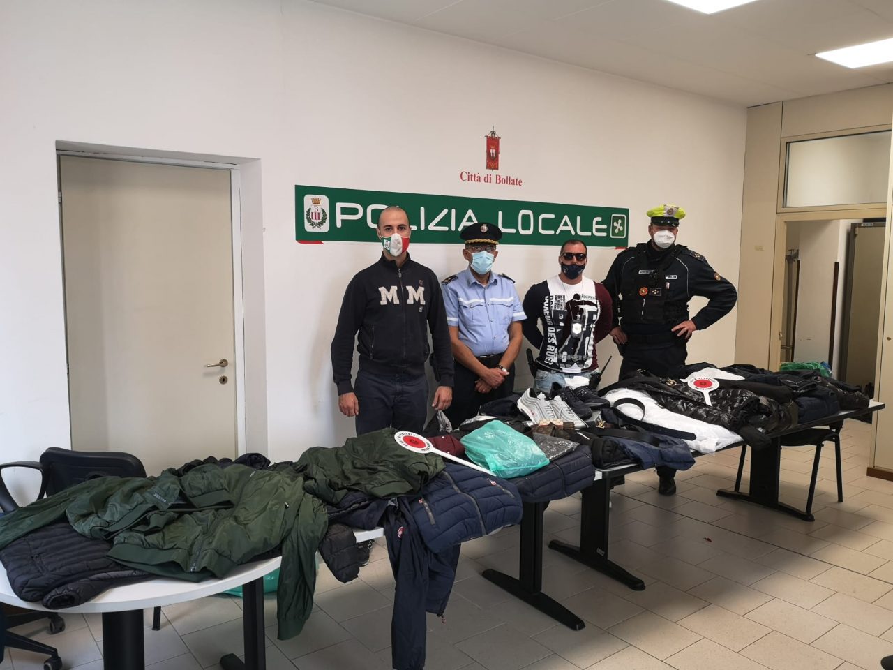 Pugno duro della Polizia Locale: multa salata per targa straniera e sequestro di abiti contraffatti