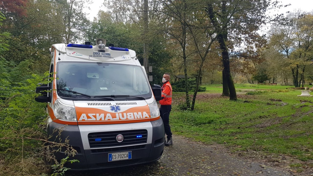 Si perde nel bosco e ci rimane tutta la notte, salvato da alcuni passanti
