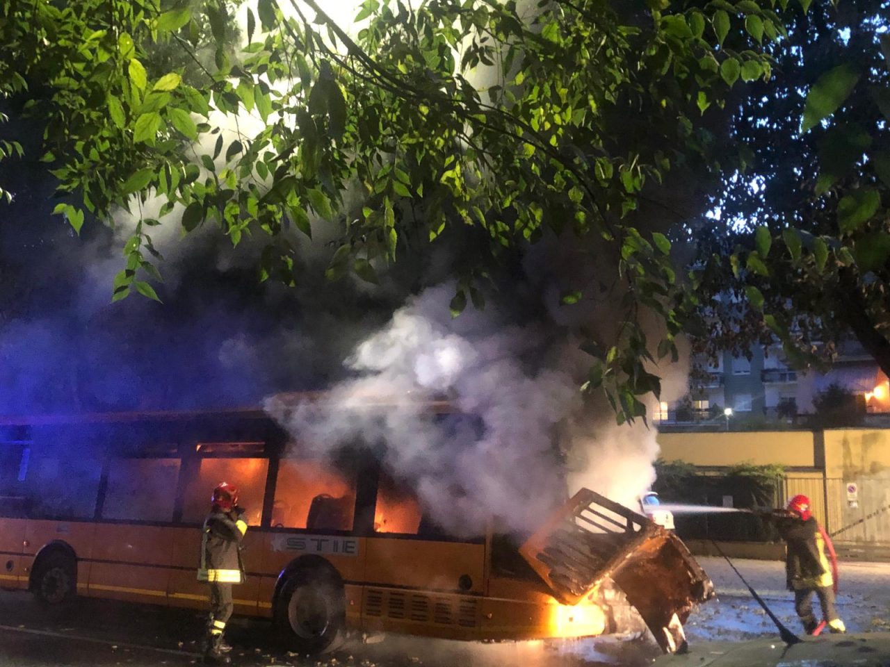Pullman a fuoco in corso Europa FOTO E VIDEO