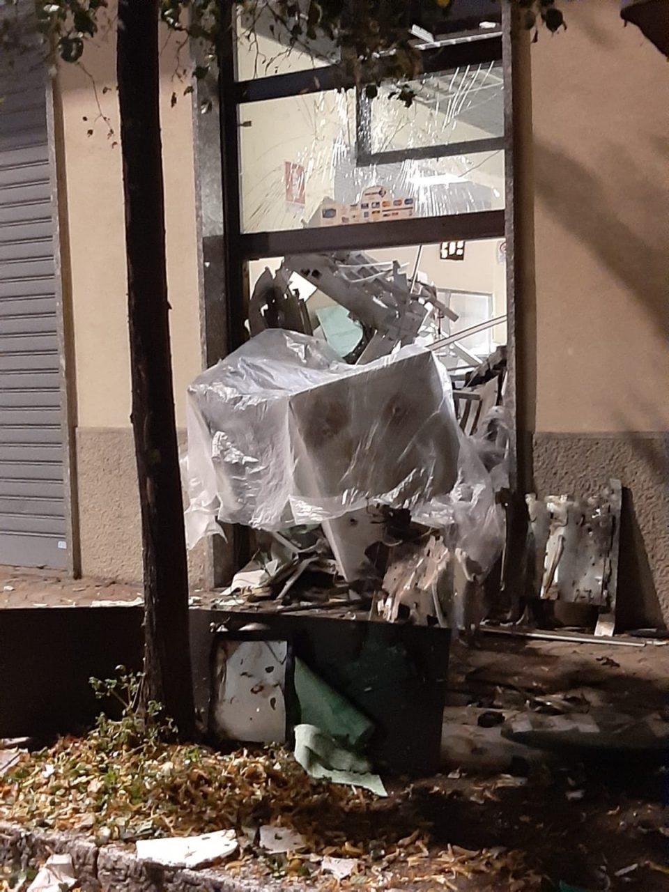 Boato nella notte: malviventi hanno fatto esplodere il bancomat di Vanzaghello FOTO