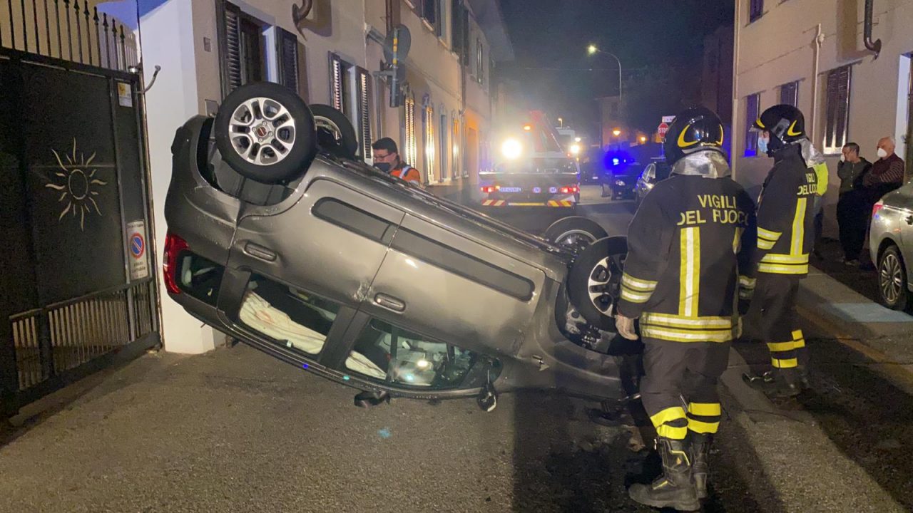 Ha un malore alla guida e si ribalta con l’auto – LE FOTO