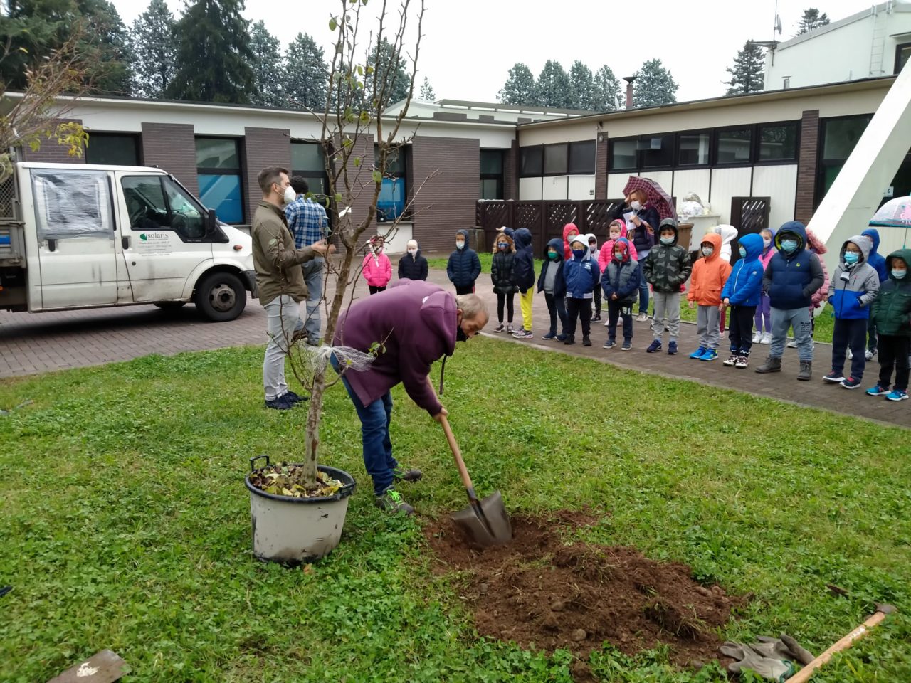 “Puliamo il mondo” nei giardini delle scuole FOTO