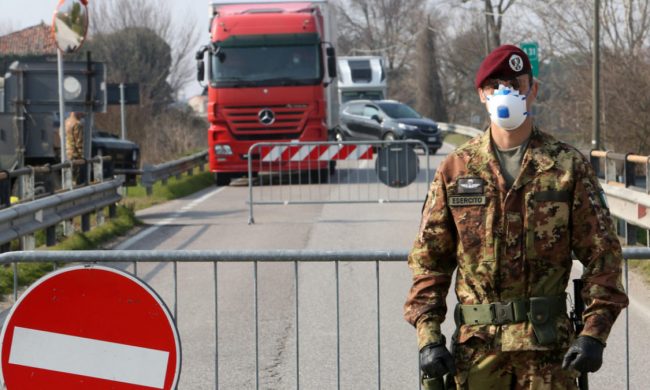 Sindaci contro il nuovo Dpcm: “Scarica su di noi la responsabilità del coprifuoco”. E il testo cambia