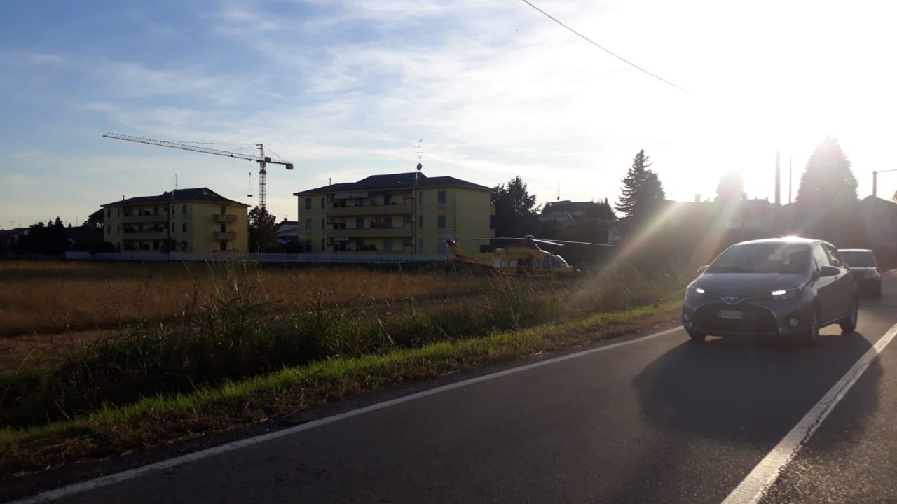 Pedone investito a Lainate: elisoccorso sul posto