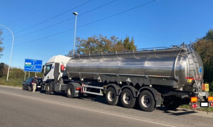 Tamponamento tra auto e mezzo pesante: coinvolte 4 persone