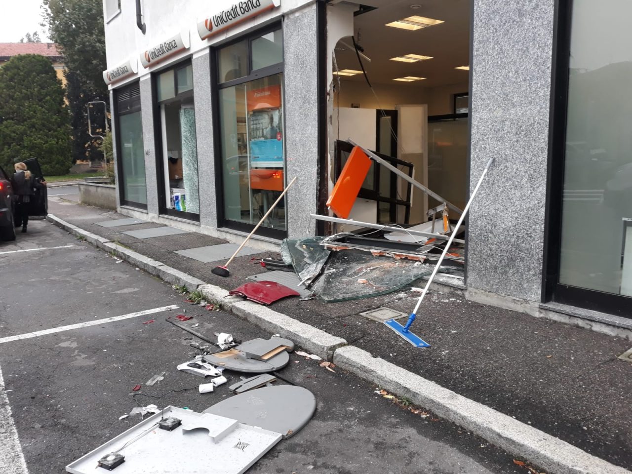 Spaccata a Parabiago: ladri perdono il bancomat per strada e fanno un incidente FOTO