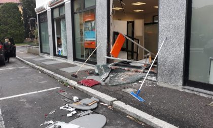 Spaccata a Parabiago: ladri perdono il bancomat per strada e fanno un incidente FOTO
