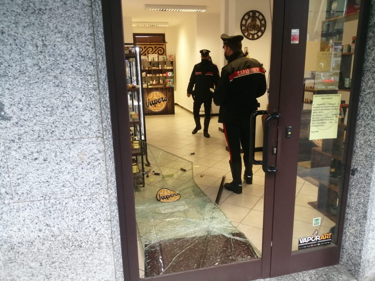Malviventi in azione a Rho: preso di mira un negozio di sigarette elettroniche
