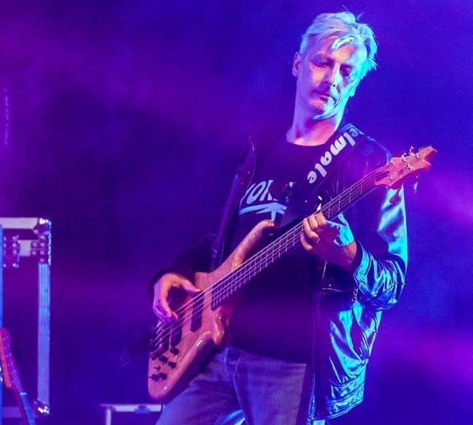 Addio ad Angelo Guzzi, bassista dal cuore d’oro dei Loreley