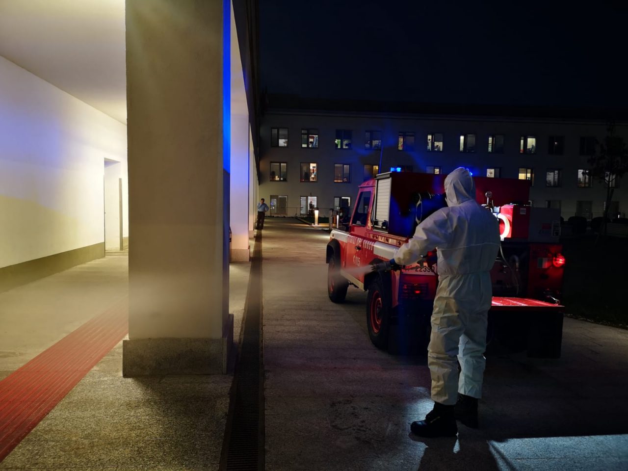 Pompieri in azione per sanificare gli ospedali FOTO