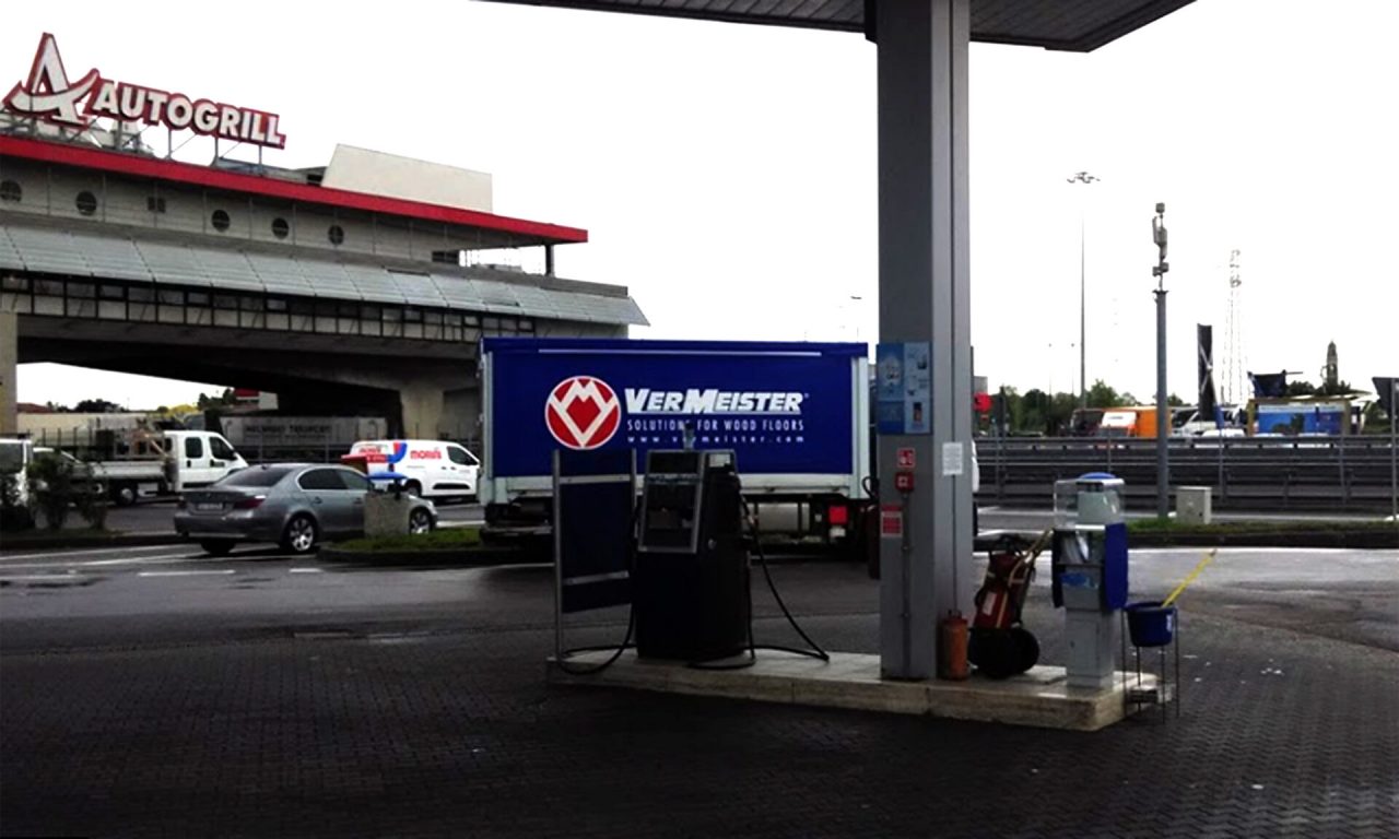 Ladri al distributore di benzina rubano i soldi dalla colonnina