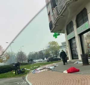 Vuole cacciare una famiglia dalla casa in affitto:  fa un buco nella parete e getta i mobili in strada