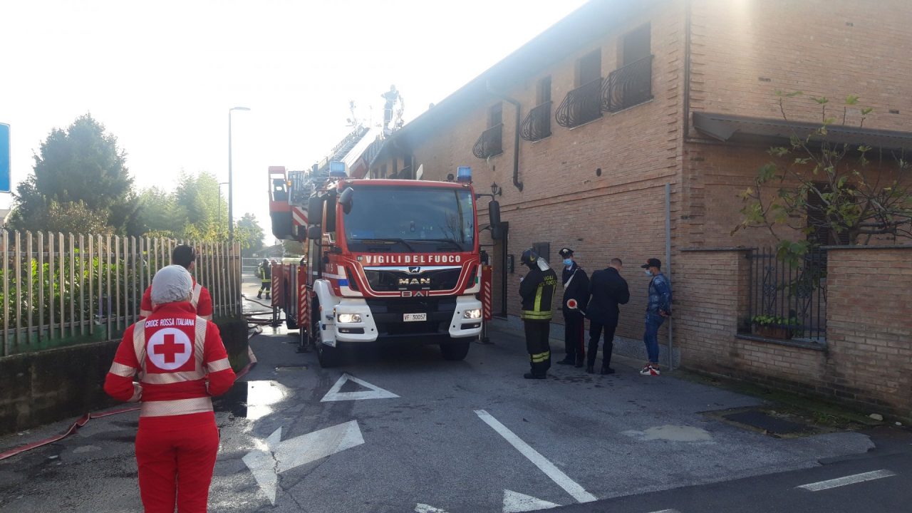 Prende fuoco il forno, incendio in una villetta