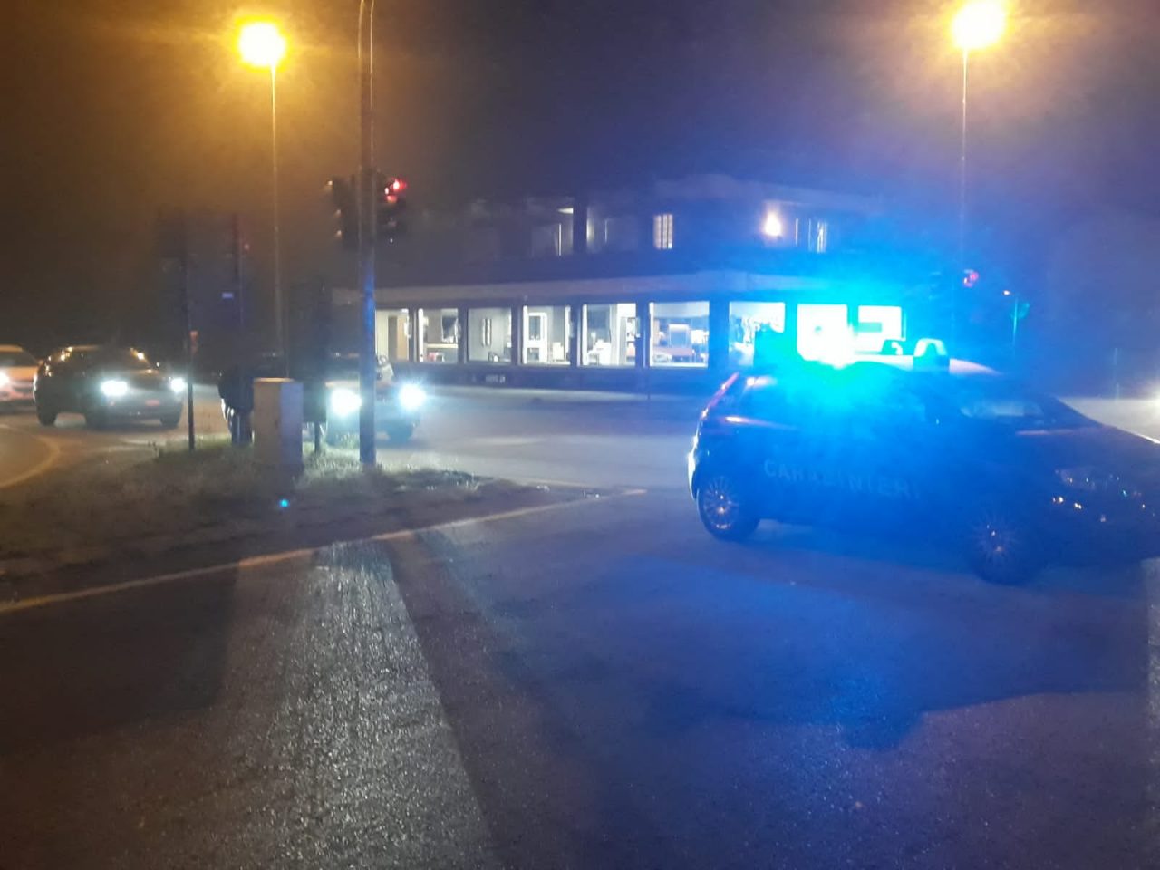 Grave scontro tra due auto: coinvolte due persone