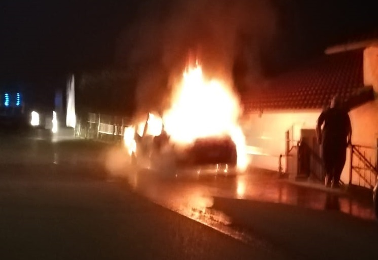 Auto a fuoco nella notte: indagini in corso