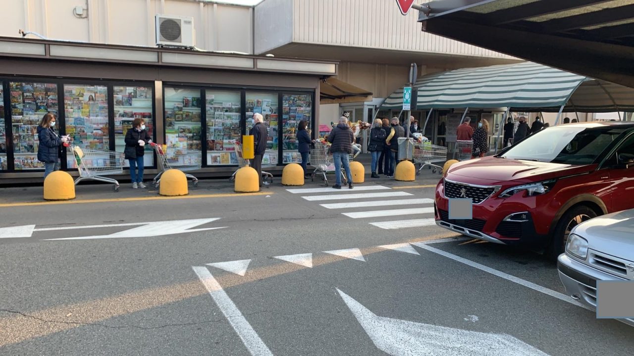 In coda fuori dall'Iper col carrelo, in attesa di entrare. Non accadeva dalle prime settimane di marzo, quando l'Italia fece i conti col suo primo lockdown.