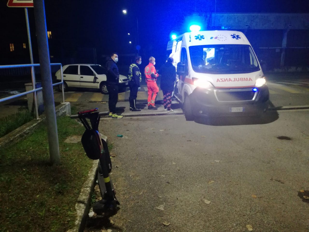 Monopattino contro auto: arrivano ambulanza e automedica