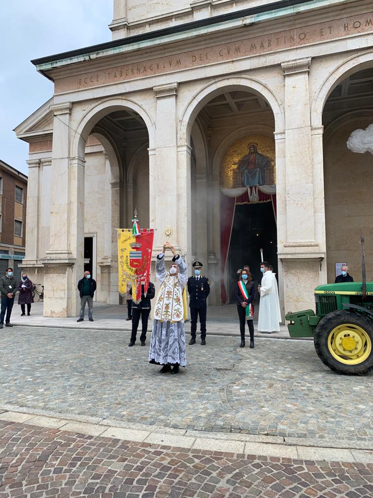 San Martino: simbolica benedizione al trattore