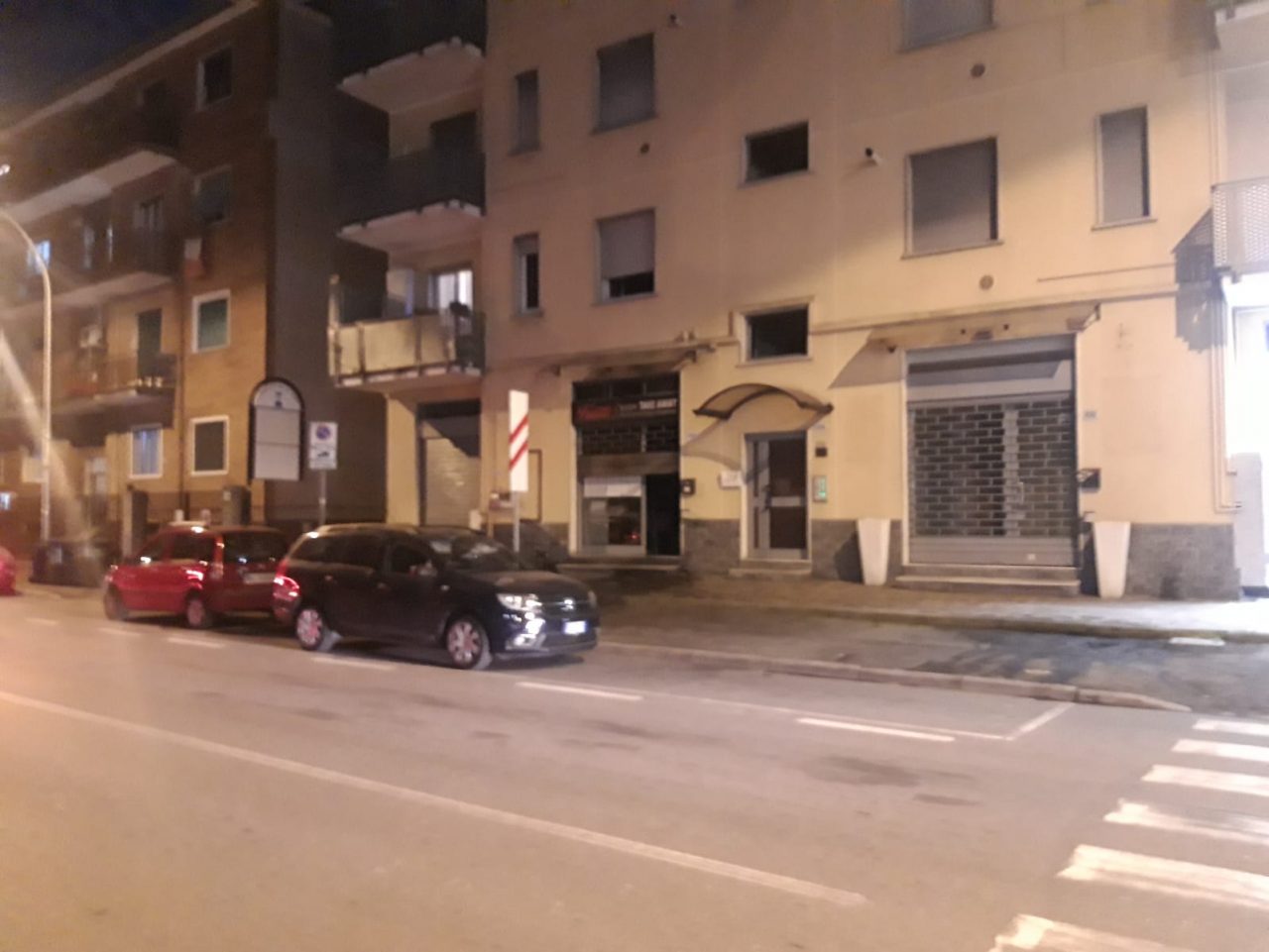 Cellulare va in corto circuito: principio d’incendio al take away