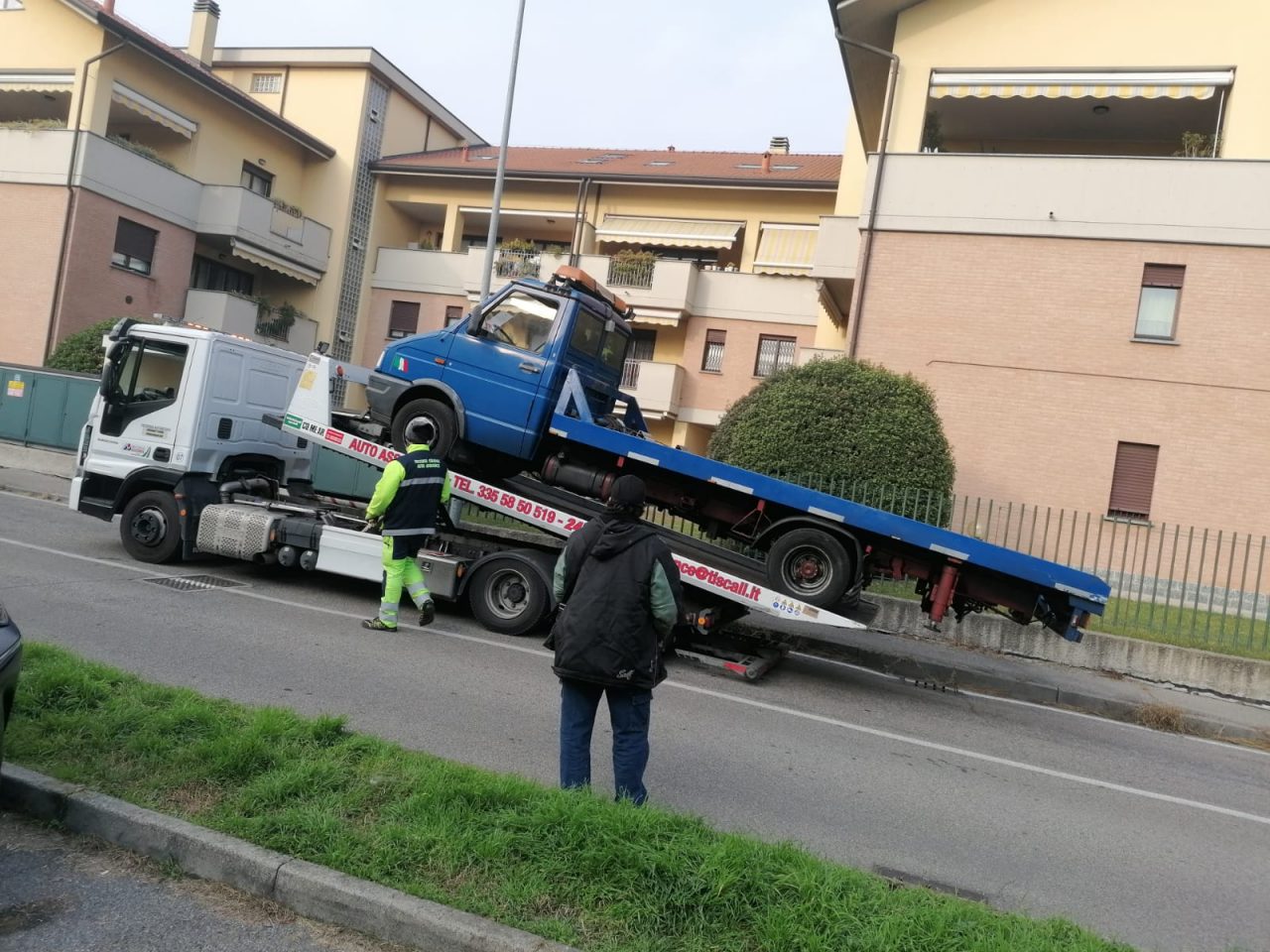 Autocarro senza assicurazione: i vigili lo fermano ma anche il carroattrezzi non è in regola