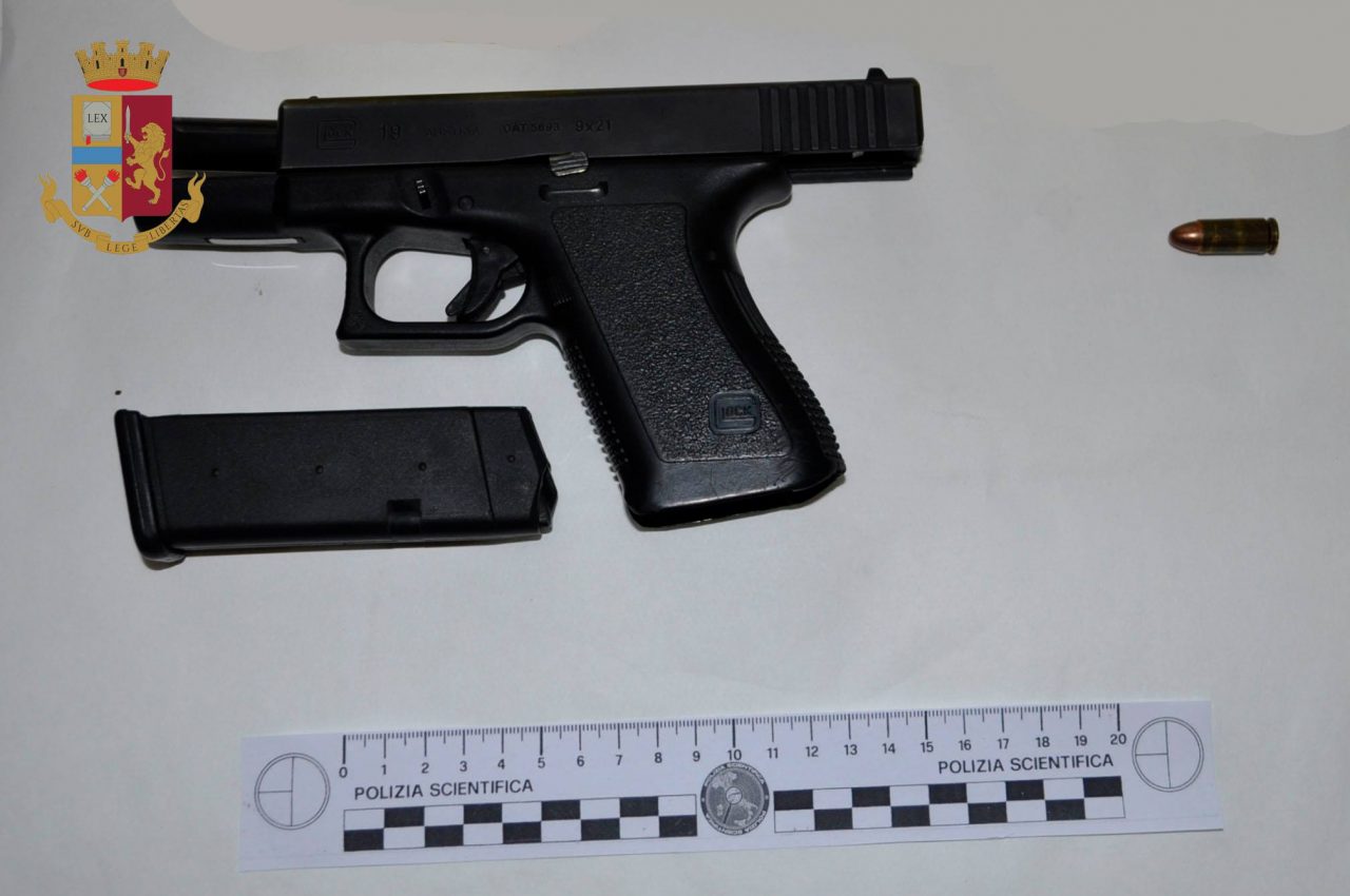 Rubarono la pistola a una guardia giurata: arrestati