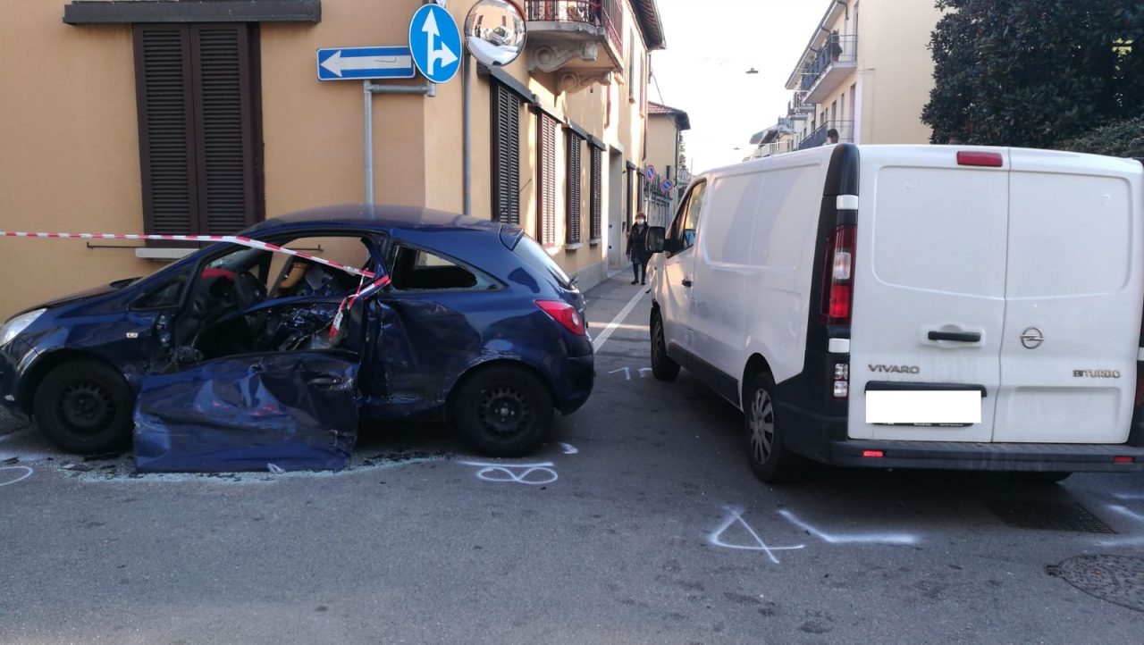 Grave incidente a Corbetta: furgoncino “entra” nell’auto FOTO