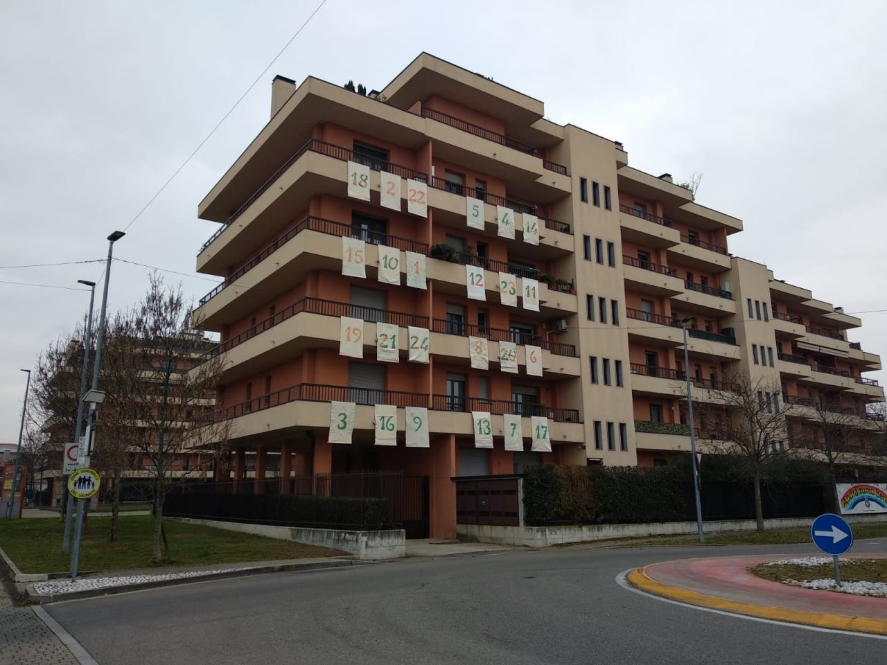 Calendario dell’Avvento sulla facciata di un palazzo