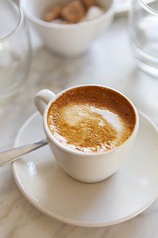 In barba al Dpcm il bar era aperto e servivano caffè e aperitivi: multato e chiuso