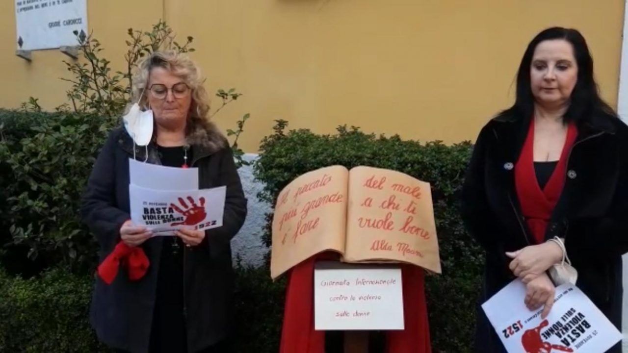 Una sedia rossa sospesa e la poesia di Merini contro la violenza sulle donne