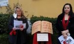 Una sedia rossa sospesa e la poesia di Merini contro la violenza sulle donne