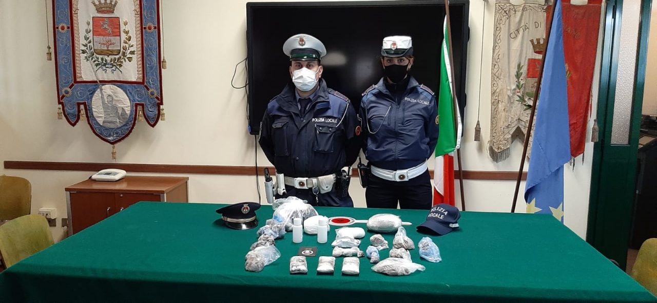 Tre chili di droga in un’auto abbandonata