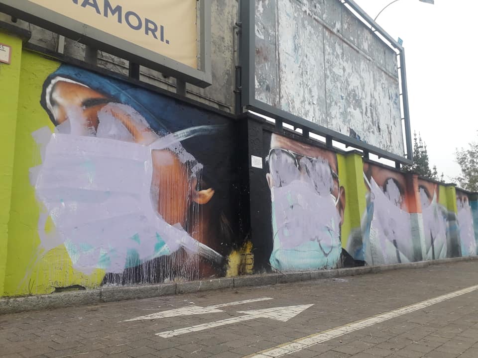 Vandalizzati i murales dedicati a medici e infermieri del Sacco realizzati dal writer nervianese Cheone FOTO