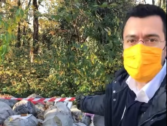 Rifiuti abbandonati: “Nessuna pietà per chi regala queste schifezze alla nostra città”