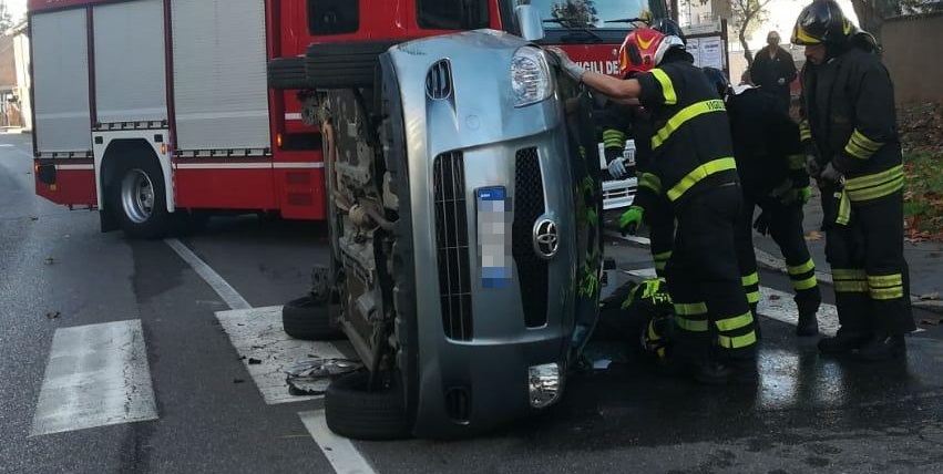 Auto si ribalta, paura in via Cappuccini