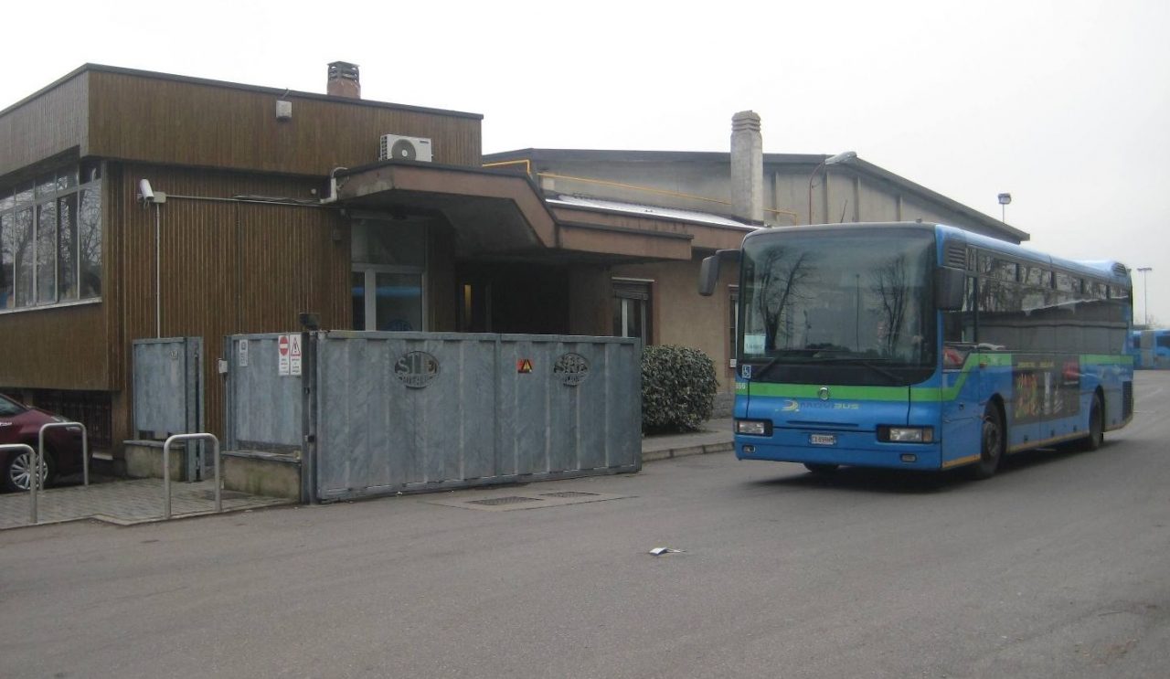 Addetto delle pulizie dei pullman finisce nella buca delle riparazioni